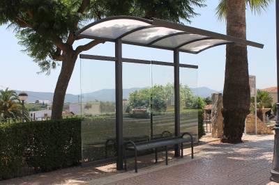 El Ayuntamiento de Vall d’Alba renueva la marquesina del bus para resguardar a los vecinos