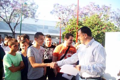PP: El cuatripartit retalla les beques per als joves d'Onda