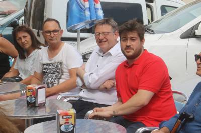 Ximo Puig toma un refresco con afiliados en la playa de Nules la víspera de las Primarias