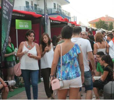 Desfiles de moda y peluquería en la fira comercial d'estiu de Almenara