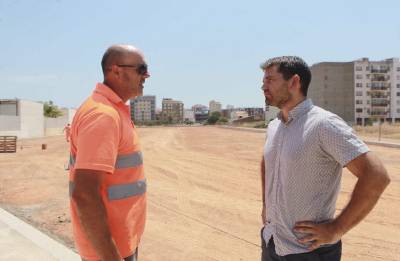 El colegio Soler i Godes amplía su patio en 4.000 m² y tendrá una amplia zona verde, areneros y fuentes