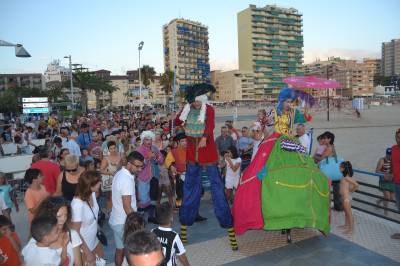 Un pasacalle por La Concha abre la programación de Títeres a la Mar y la música y los malabares de ‘Sonata Circus’ toman la plaza de la Iglesia
