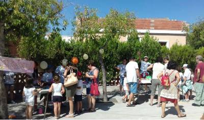 L'Escola d'Estiu d'Almenara conclou amb un mercat ambulant solidari a benefici dels xiquets amb càncer