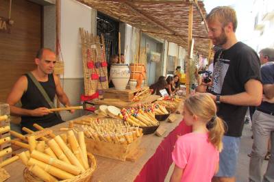 La Mostra d'oficis de Sant Jordi atrae a miles de visitantes