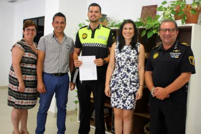 Almassora reconoce al agente que colaboró en la identificación del presunto autor de la quema de vehículos