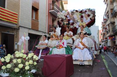 Las fiestas de Les Coves de Vinromà arrancan con la concentración popular y el desfile de carrozas