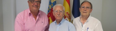 Rafael Albert recibe un libro dedicado del académico Eugenio Ull i Pont
