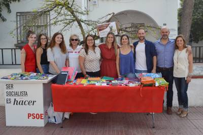 Joves socialistes recoge material escolar para Cruz Roja