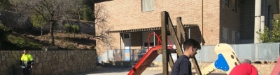 L’Ajuntament d’Alfondeguilla realiza treballs de manteniment en el parc d’infantil del CEIP Castro