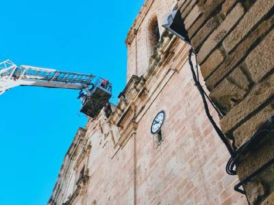 Cabanes colabora con el consorcio de bomberos en la limpieza del campanario