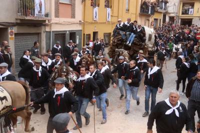 Más de 30 tn de leña para una hoguera que busca el 'record Guinnes'