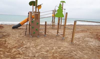 Xilxes amplia los espacios de juego de la playa con un nuevo parque infantil