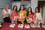 La Reina y Dames de La Vila reparteixen el programa de festes a los veïns de Nules