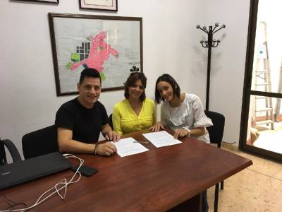 L'Ajuntament de la Jana i l'Associació Escola el CAU signen un conveni de col·laboració