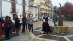 Mossèn Antoni Messeguer acompanya a vilafranquins i visitants en un passeig per la història de la localitat 