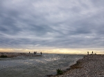 Una excepcional concentració de peixos a la desembocadura del Millars reuneix a desenes de pescadors de canya