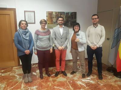La Fabriqueta Films recibidas en el Ayuntamiento de l'Alcora por su Lente de Oro que ya exhiben.