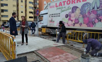 El Ayuntamiento de la Vall d’Uixó rehabilita las aceras y muretes de la plaza del Mercado