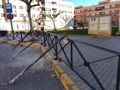 La instal.lació de una tanca perimetral augmenta la seguretat en el parc del llaurador