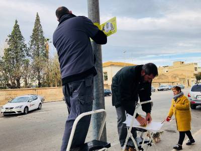 Almassora distribueix 200 adhesius per a protegir els fanas d'orins de gossos