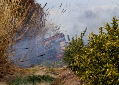 Van a apagar un fuego y se caen a una acequia
