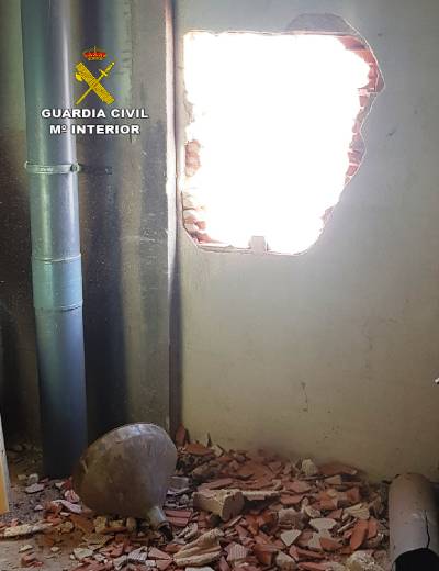 La Guardia Civil detiene “in fraganti” a tres menores por un robo mediante el procedimiento del butrón en una nave de Vinaròs