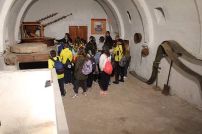 El Molino de la Ermita recupera una antigua tolva para acercar el proceso de la molienda en las visitas guiadas al entorno