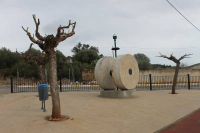 El Ayuntamiento de Vall d’Alba embellece la Barona con un histórico molino de aceite
