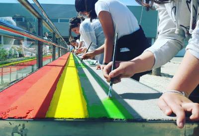 La tercera edició de 'mudem l'escola' decora diversos racons de l'institut