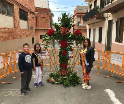La falla El Compromís de Almenara, planta las cruces de mayo