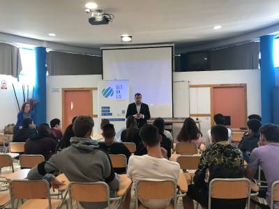 Medio centenar de alumnos de la ESO del IES Miralcamp conocen las necesidades de ASEBEC gracias a la Fundación Globalis