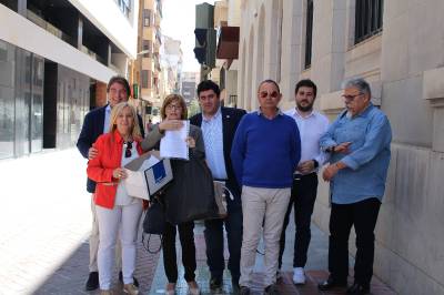 Els propietaris dels habitatges de primera límea de la platja de Nules presenten a Costes les sol·licituds per a la declaració de bé d'interés públic
