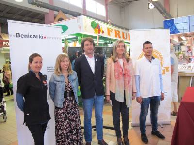 El Mercat de Benicarló aposta per etiquetar els productes en valencià com a signe de qualitat