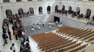 Centenares de jóvenes, niños y niñas sumergen a Borriana en un «Viatge de l'art» multitudinario
