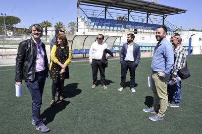 El Ayuntamiento renueva el césped artificial y mejora dependencias del campo Javier Marquina