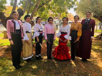 La reina y las damas en su salida hacia la Vila para la segunda tarde de toros