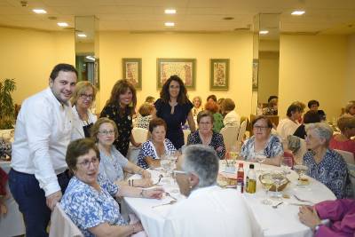 El Ayuntamiento acompaña a los mayores en la celebración de final de curso las Aulas
