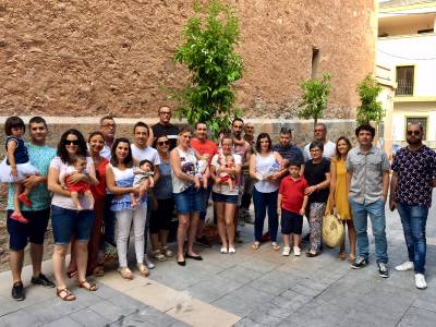 Cinc xiquets apadrinen un arbre le l'edició mçes mediàtica d' 'Arrela't a Betxí'