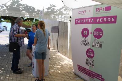 Campanya informativa sobre la targeta verda en el mercat de la platja