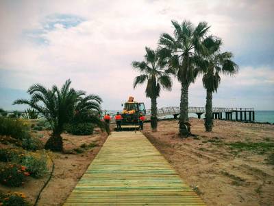 Xilxes acondiciona las entradas a la pasarela de la playa para garantizar la accesibilidad