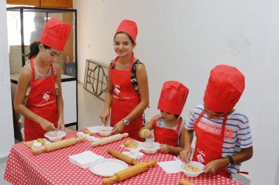 El cicle 'Viu l'estiu en família' programa un taller de cuina per a xiquets i xiquetes
