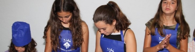 Uns 30 xiquetes i xiquets participen del taller de cuina de 'Viu l'estiu en família'