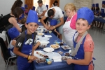 Uns 30 xiquetes i xiquets participen del taller de cuina de 'Viu l'estiu en família'