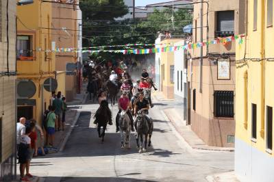 CONCURRIDA ENTRADA DE MANSOS CON CABALLOS EN LAS FIESTAS DEL BARRIO SAN JAIME DE L'ALCORA