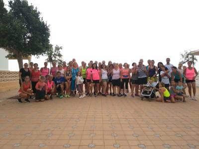 Un centenar de persones participen en la 'Marxa de la dona' de la platja d'Almenara