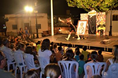 Las acrobacias y humor de 'Wilbur' clausura las noches de dinamización del casco antiguo de Oropesa del Mar
