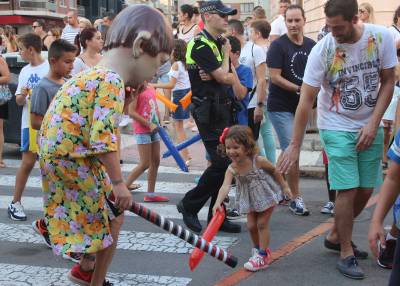 Centenares de personas salen a la calle para danzar y “batallar” en la tradicional fiesta de los Cabuts de La Mercè de Borriana
