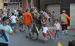 Centenares de personas salen a la calle para danzar y ?batallar? en la tradicional fiesta de los Cabuts de La Mercè de Borriana