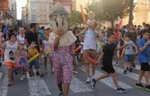Centenares de personas salen a la calle para danzar y ?batallar? en la tradicional fiesta de los Cabuts de La Mercè de Borriana