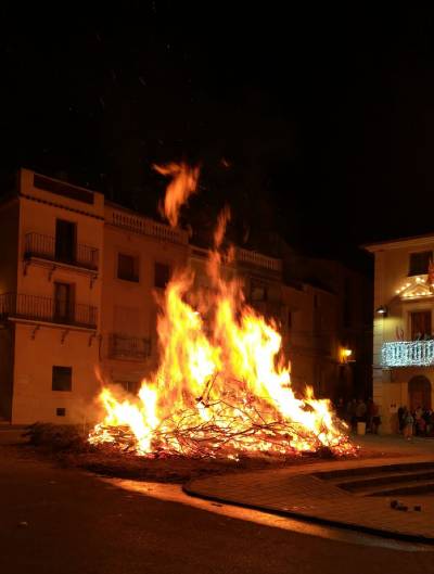 Les Coves de Vinromà celebra la tradición de Sant Antoni con los animales y el fuego como protagonistas
